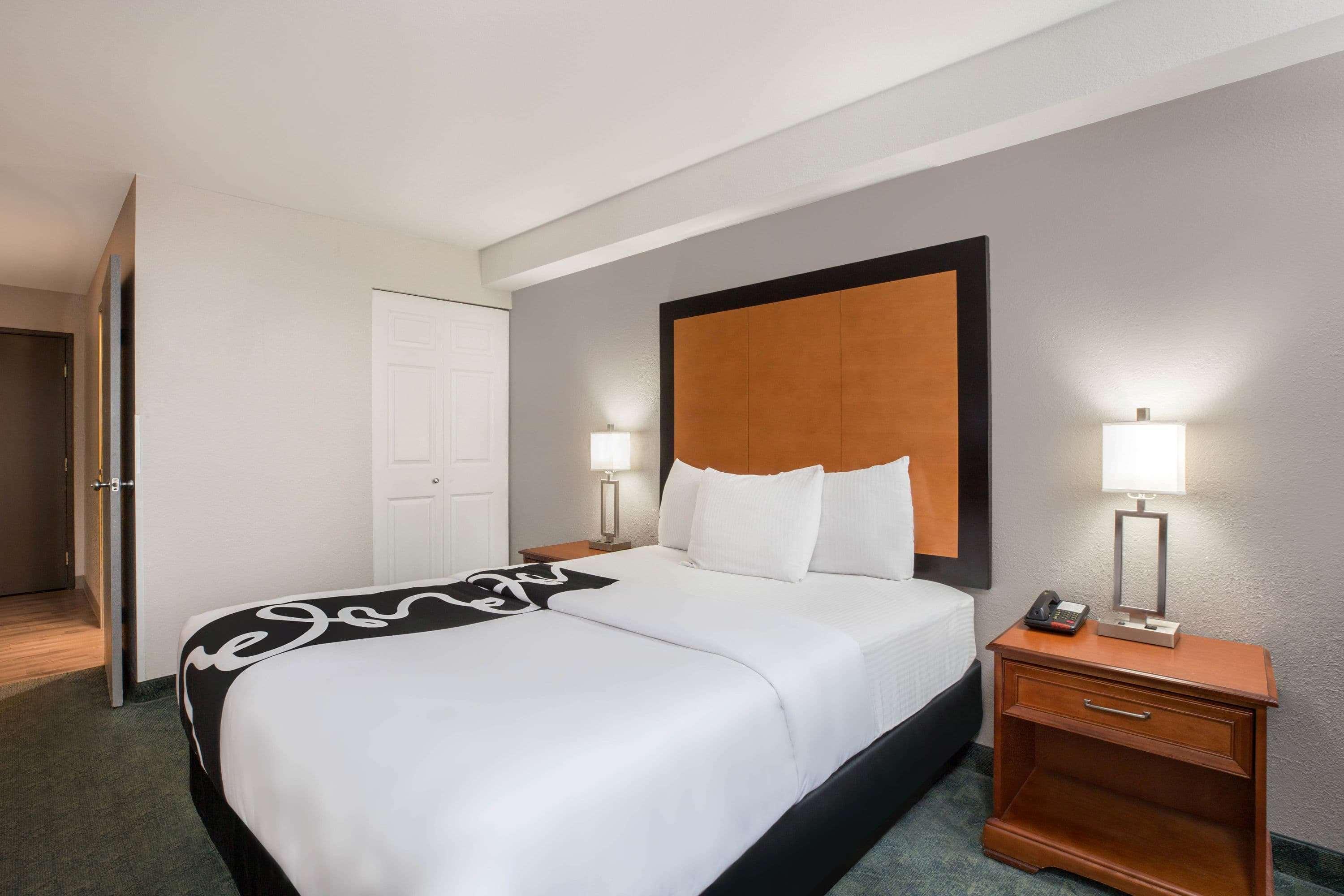 La Quinta Inn By Wyndham Everett Exterior photo