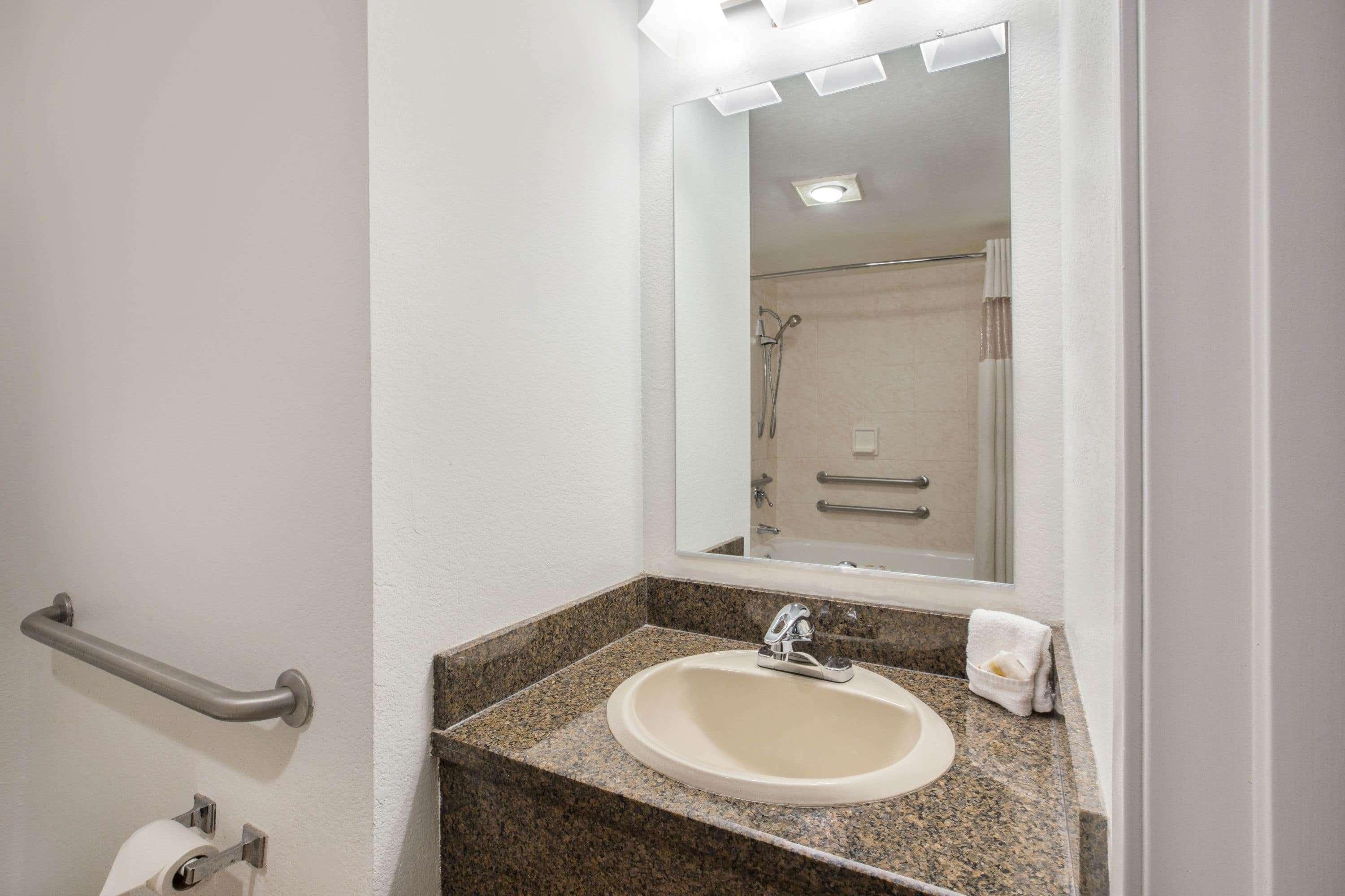 La Quinta Inn By Wyndham Everett Exterior photo